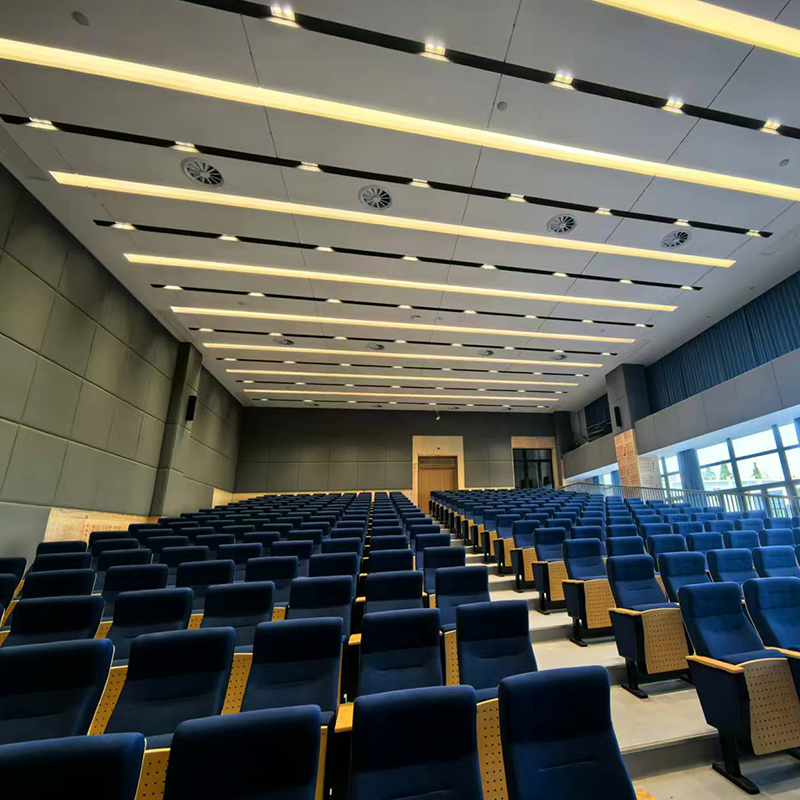 Akustické panely potažené kůží s houbou, která účinně chrání lidi před zraněním