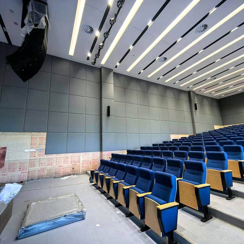 Akustické panely potažené kůží s houbou, která účinně chrání lidi před zraněním