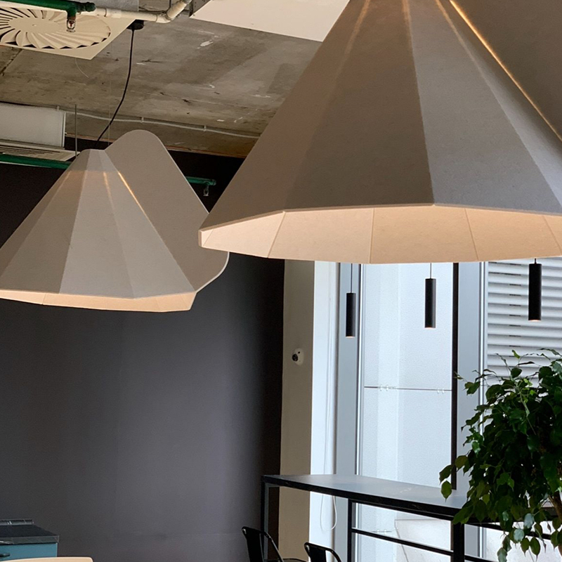 Moderní design akustické panelové ozvučnice Pohlcující zvuk a šetrné k životnímu prostředí Tvar pásku desky z polyesterových vláken pro použití v tělocvičně